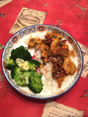 Recette d'émincé de poulet exécuté par une abonnée avec brocoli et riz dans un grand bol assiette.