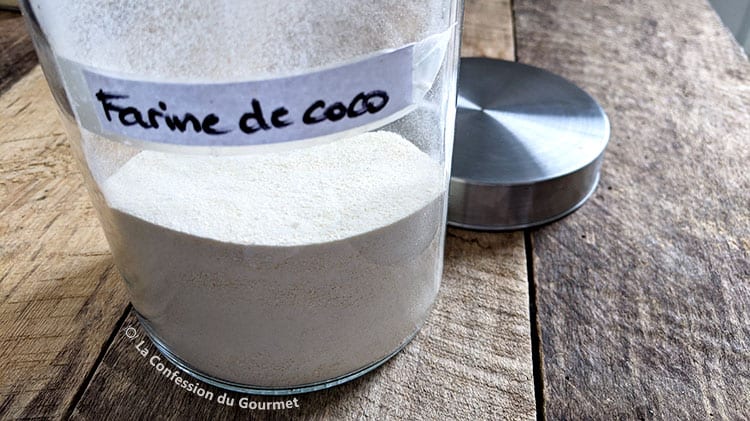 Farine de coco en pot sur planche de bois (lien menant vers Amazon)