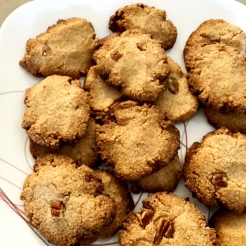 Biscuits moelleux aux noix sur assiette blanche cuisinés par une abonnée 