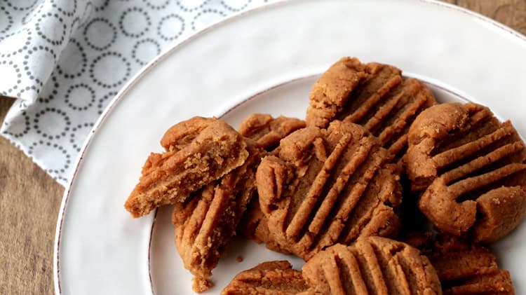 Un biscuit est cassé en deux pour démontré la texture moelleuse intérieure de cette recette facile de biscuit cétogène