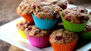 Muffins sans gluten aux canneberges en moules de silicone de couleurs vives