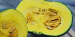Une courge Kabocha coupée en deux