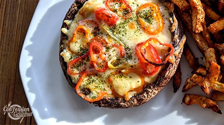 pizza cétogène avec piments et fromage sans lactose et frites de céleri-rave