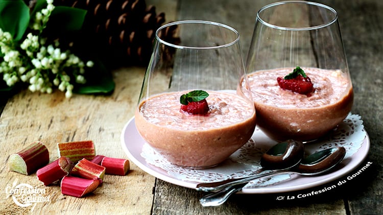 Deux verres de mousse de rhubarbe rouge et de fraises sur assiette rose et napperon dentelle de papier