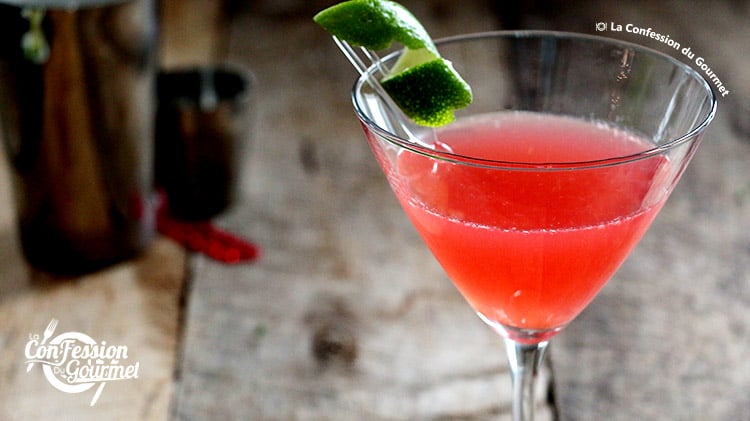Vue de près d'un verre de cosmopolitan recette aux jus de fruits dans un verre à martini 