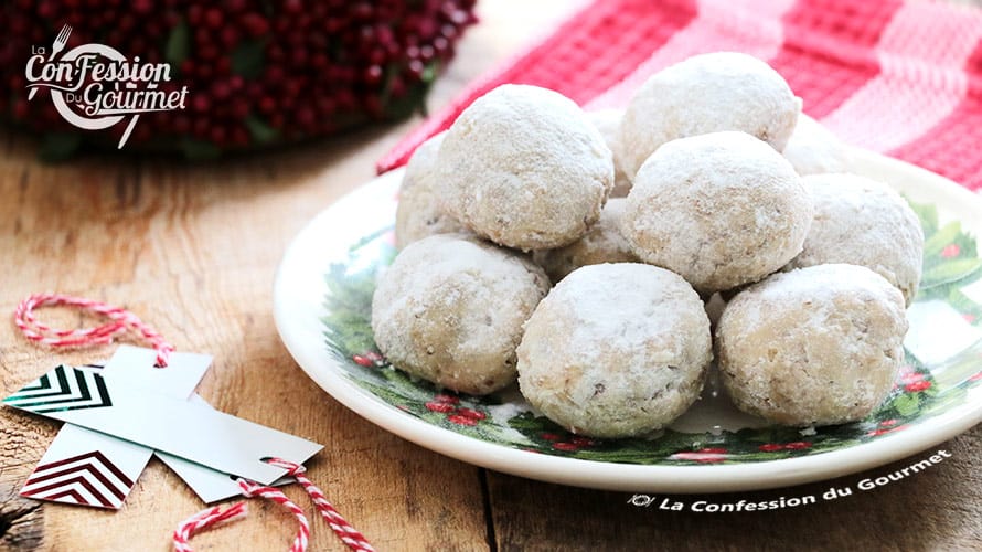 Assiette de Noël avec les biscuits boules de neige et un linge de table rouge