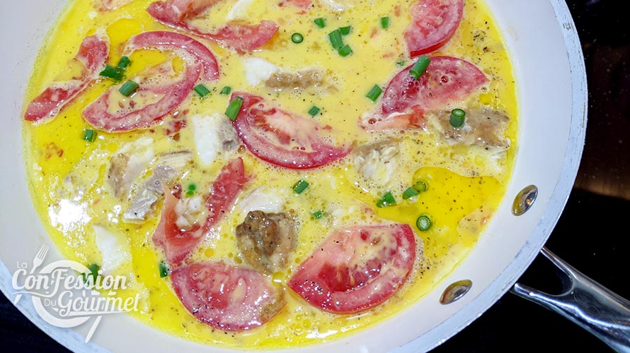 Cuisiner la fleur d'ail en l'intégrant dans une omelette avec tomates 